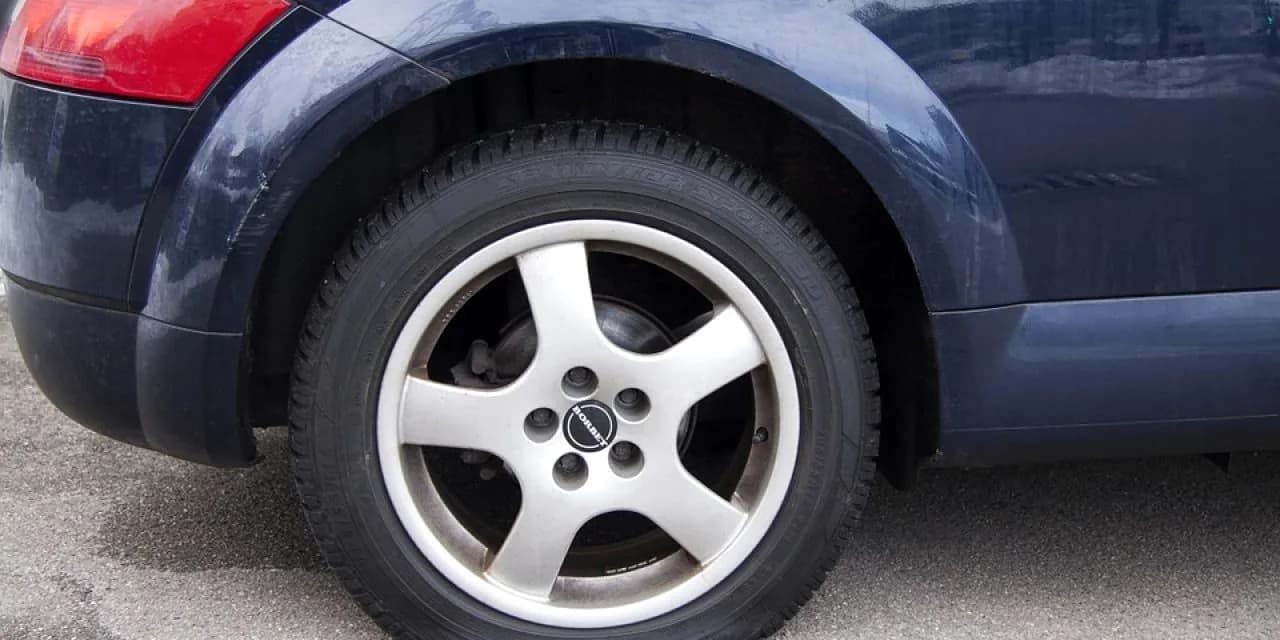 Autoband op een lichtmetalen velg, van opzij gezien