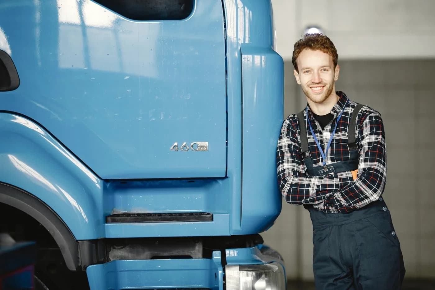 Monteur staat naast de cabine van een bedrijfswagen